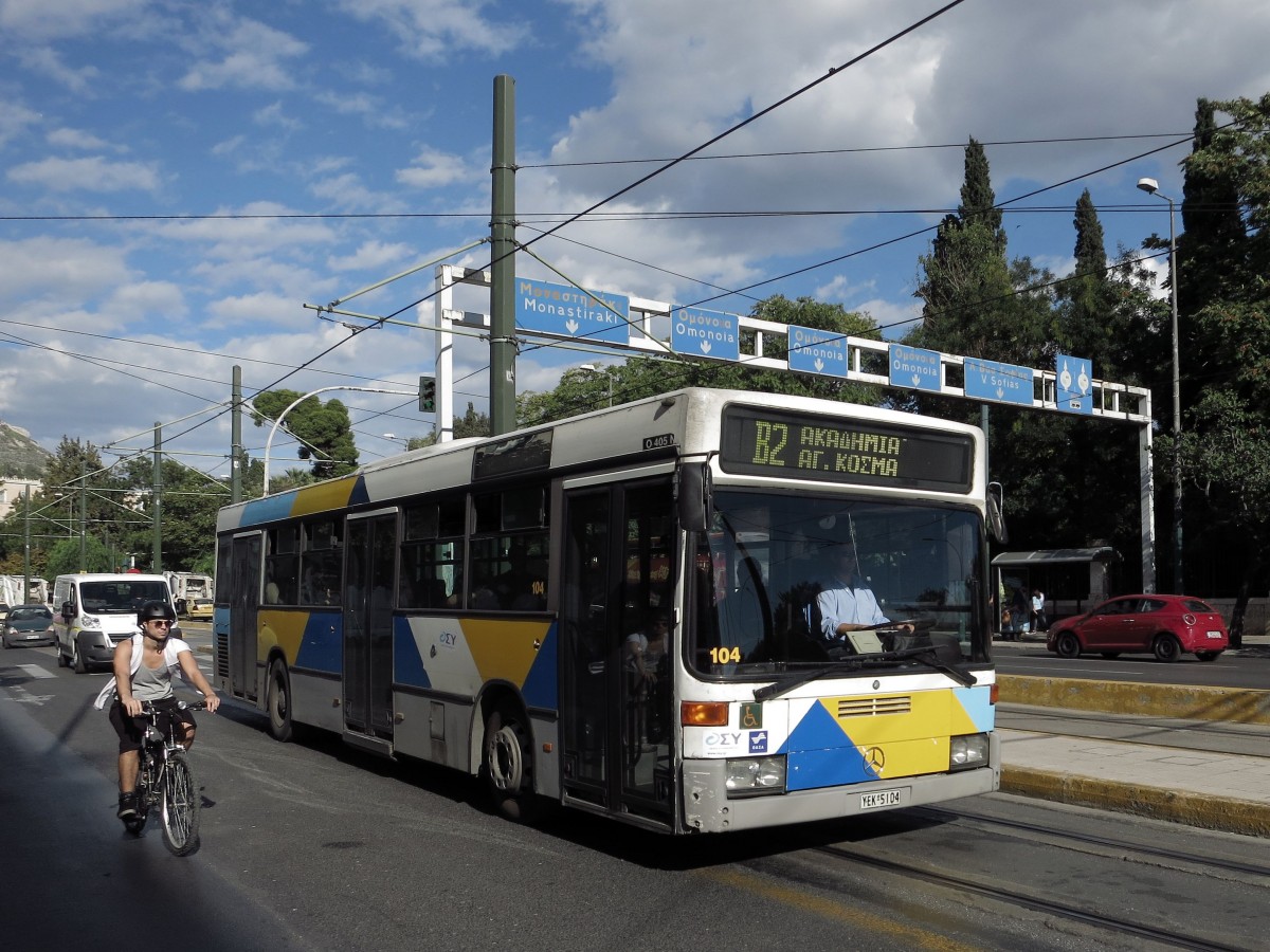 Griechenland / Athen: Mercedes - Benz O 405 N - aufgenommen im Oktober 2014 in der Innenstadt von Athen.