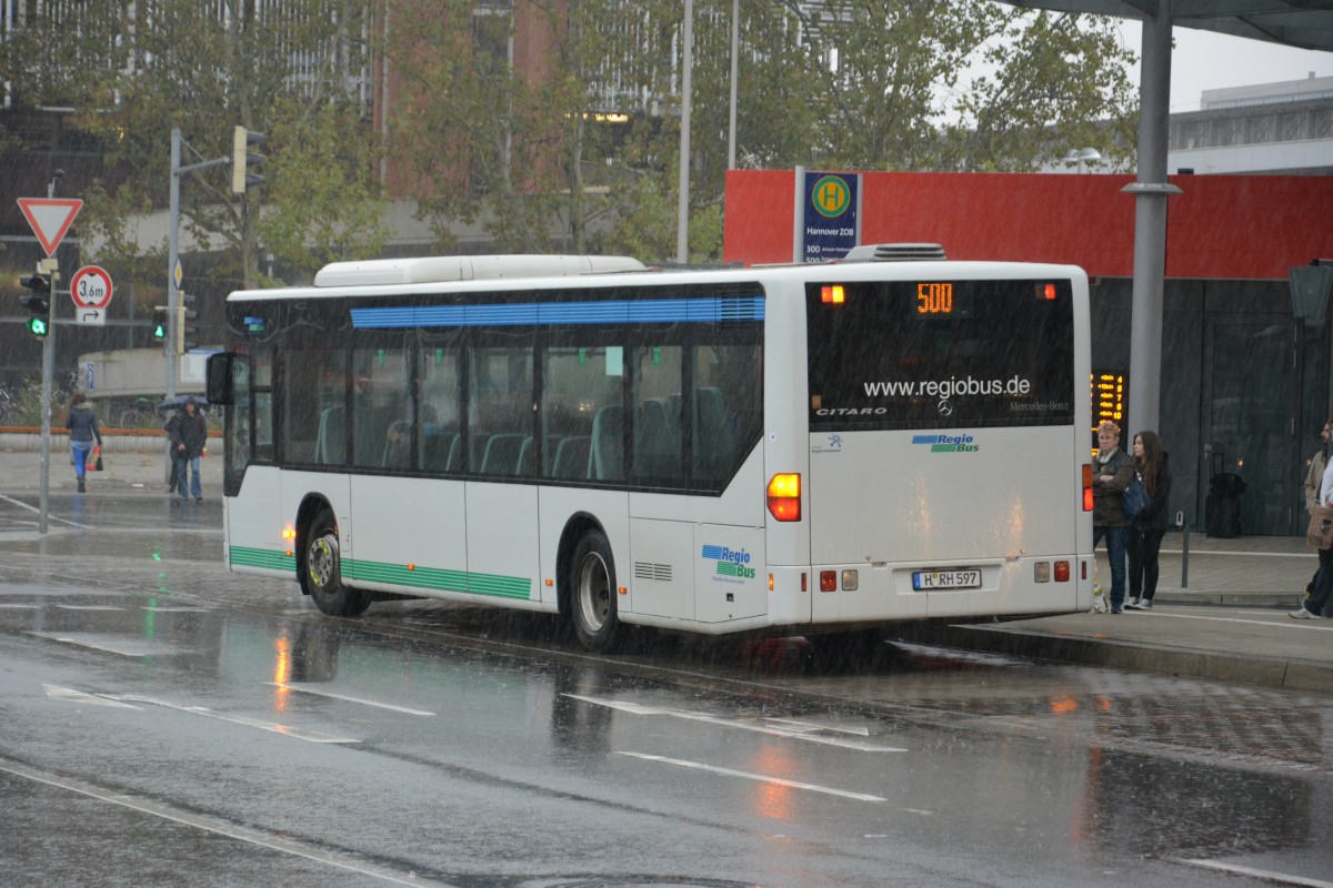 H-RH 597 (Mercedes Benz O530 Ü) unterwegs bei Regen auf der Linie 500 nach Gehrden. Aufgenommen 07.10.2014 Hannover ZOB.

