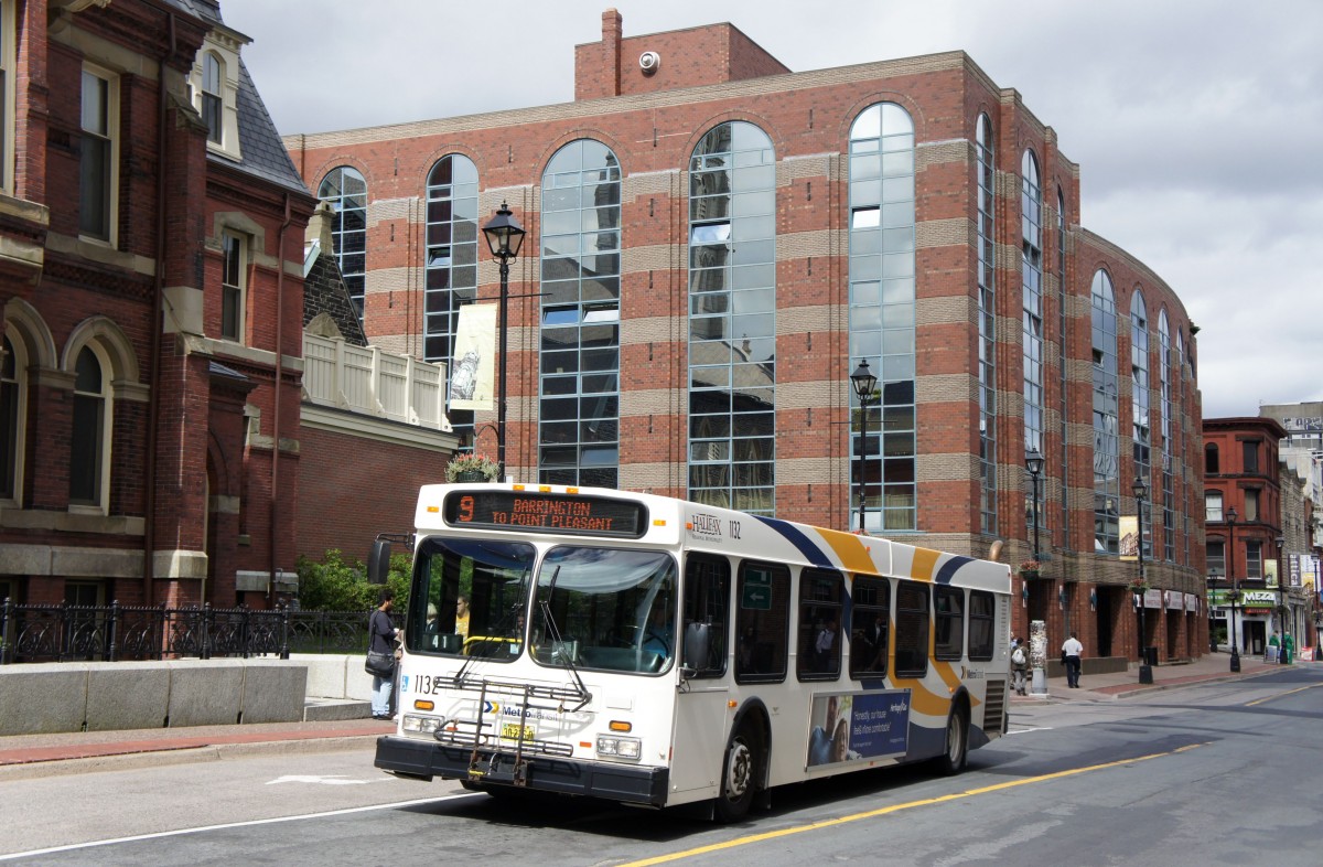 Halifax Transit (Stadtbus): Ein Bus des Herstellers New Flyer Industries, Wagennummer 1132, aufgenommen im September 2014 in der Innenstadt (Barrington Street) von Halifax (Nova Scotia, Kanada).