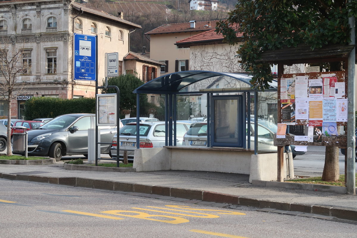 Haltestelle Lavis Piazza Mercato für den Stadtbus nach Trient sowie den Gemeindebus Lavis. Aufgenommen 2.12.2017.