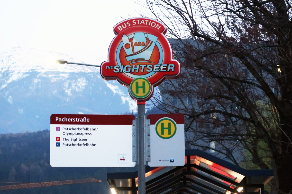 Haltestellenschild Innsbruck Pacherstraße, mit auffälligem Aufsatz für die Linie  Sightseer . Aufgenommen 25.3.2017.