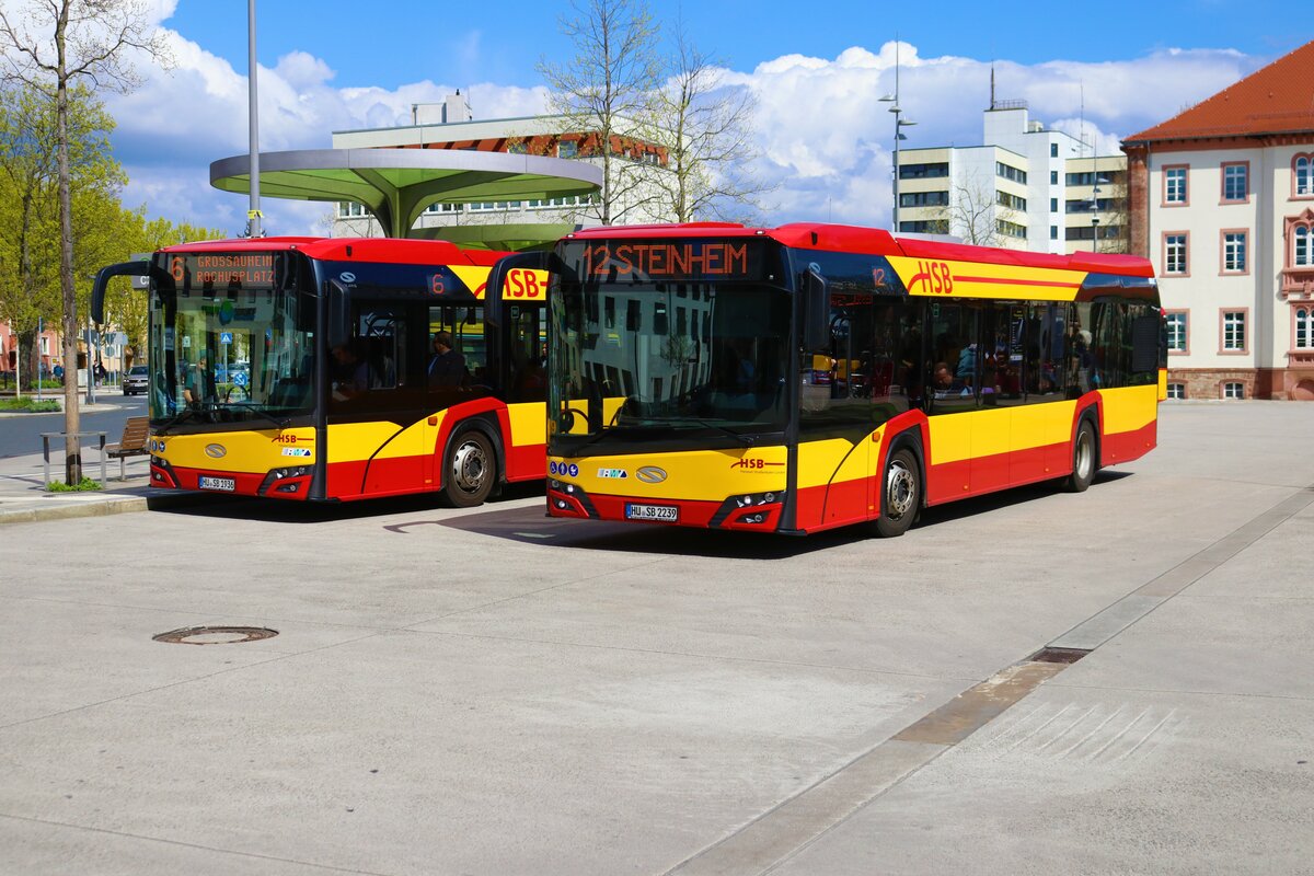 Hanauer Straßenbahn Solaris Urbino 12 Mild Hybrid Wagen 39 am 14.04.23 in Hanau Freiheitsplatz