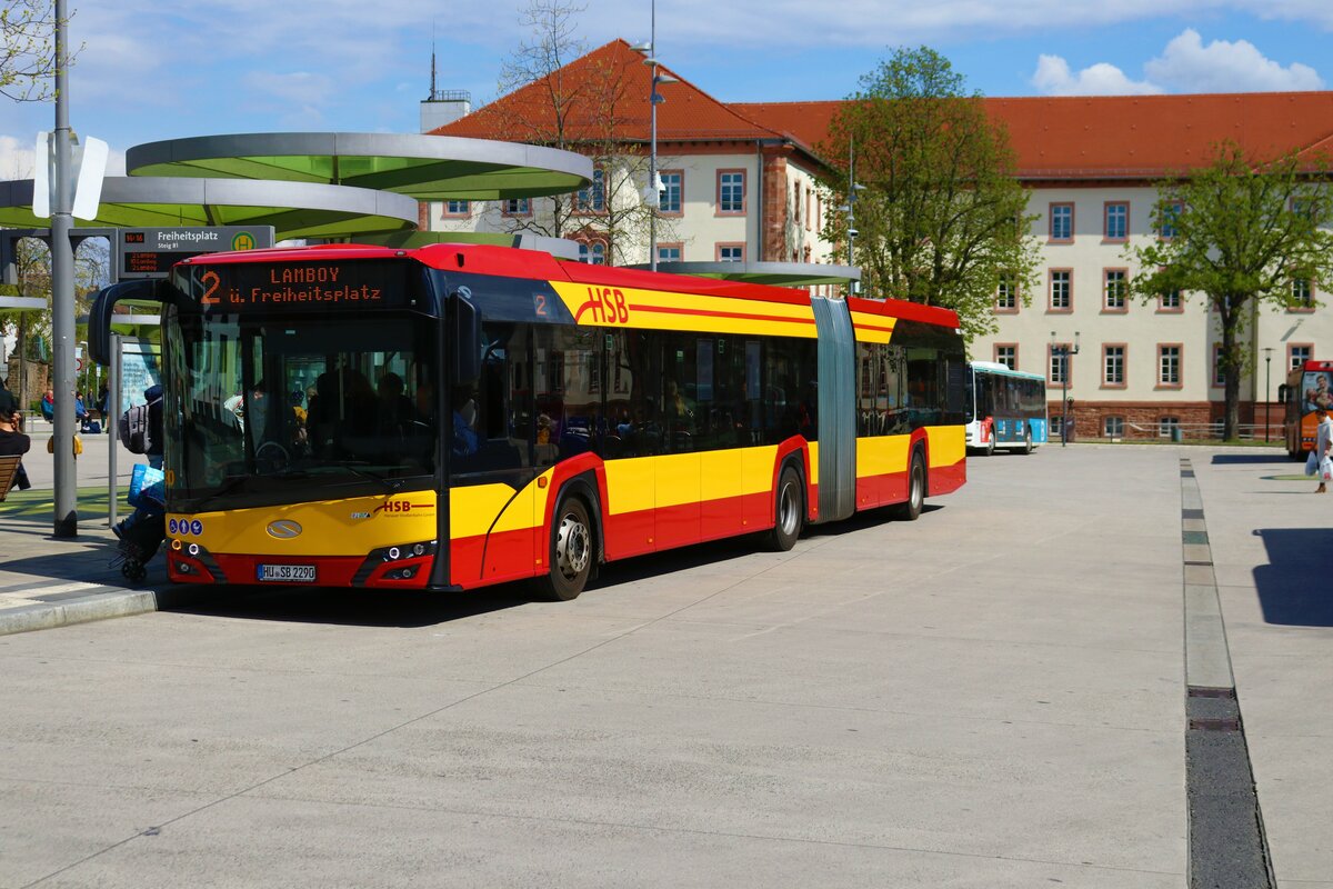 Hanauer Straßenbahn Solaris Urbino 18 Wagen Mild Hybrid 90 am 14.04.23 in Hanau Freiheitsplatz
