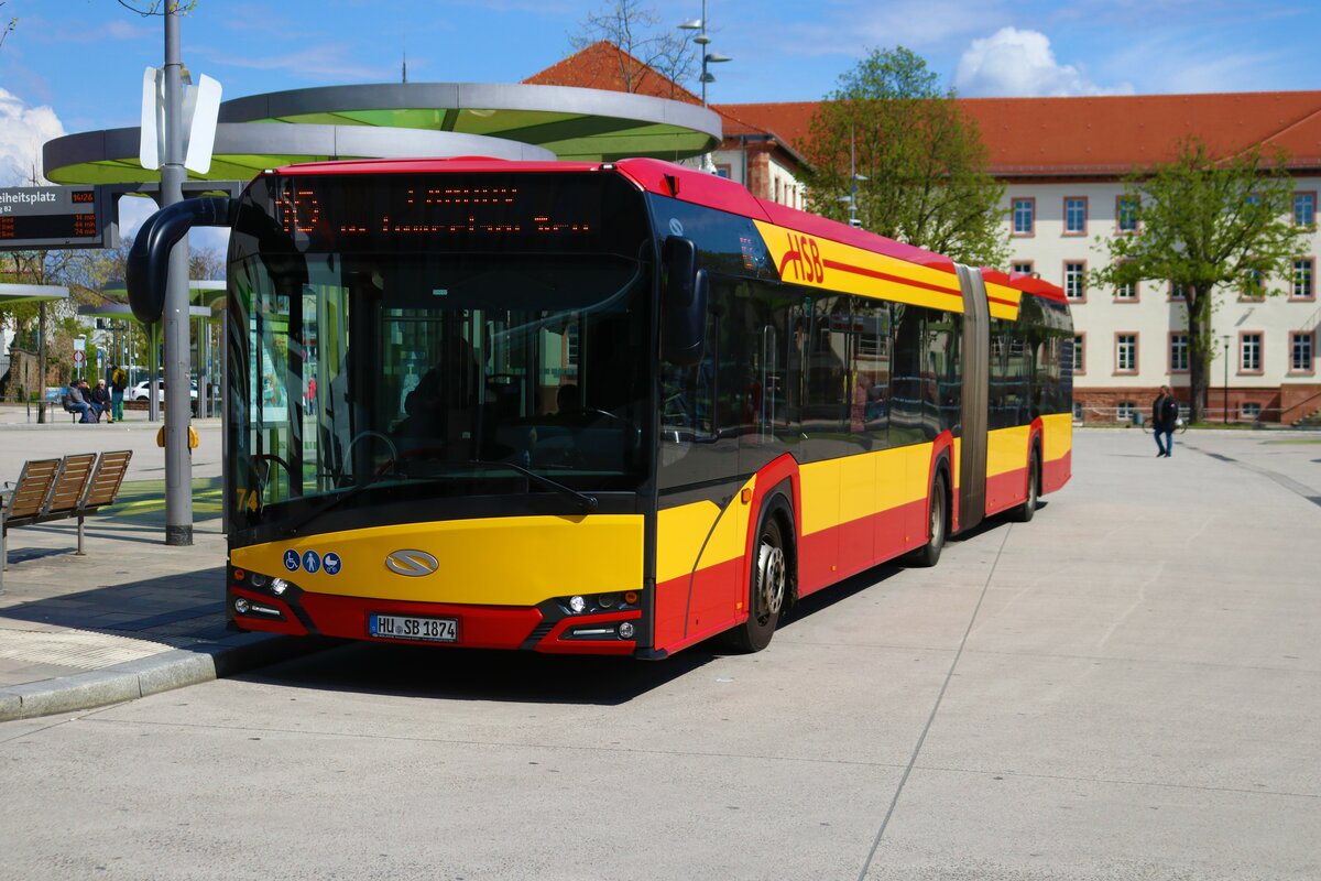 Hanauer Straßenbahn Solaris Urbino 18 Wagen 74 am 14.04.23 in Hanau Freiheitsplatz