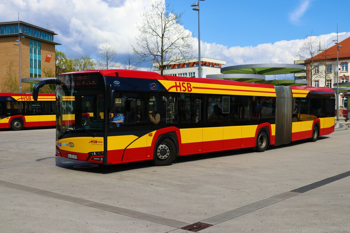 Hanauer Straßenbahn Solaris Urbino 18 Wagen 76 am 14.04.23 in Hanau Freiheitsplatz