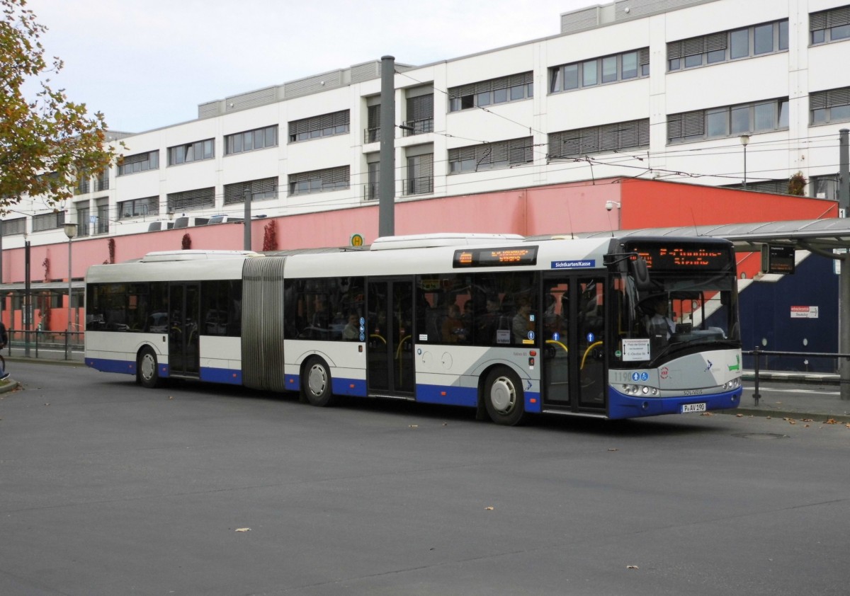 Havelbus Wg 1190 (Solaris Urbino 18) auf dem Straßenbahnersatzverkehr (Platz d. Einheit-E.-Claudius-Str.) am HBF, 21.10.14