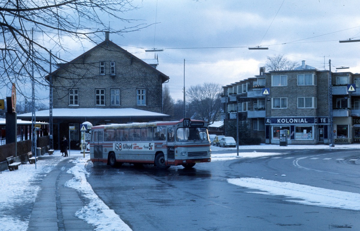 H.C. Stephansens Rutebiler Buslinie 176 (Leyland/DAB LIDRT 12/4 Serie 2) Klampenborg, Dyrehavevej / Klampenborg station (: S- und Regionalbahnhof Klampenborg) im Januar 1976.
