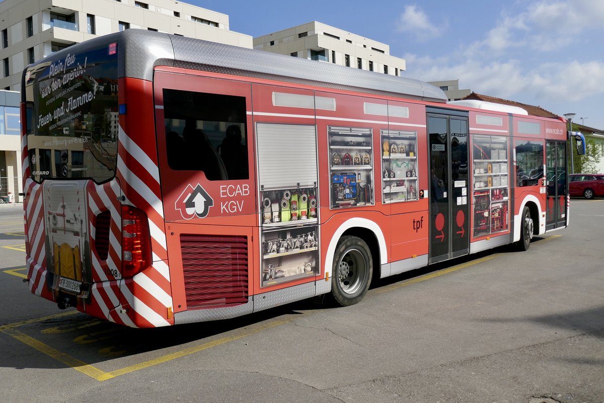 Heck des TPF MB C2 LE Ü 1008 mit Werbung für die ECAB im Feuerwehrauto Design, am 30.4.19 auf dem Bahnhofplatz Romont.