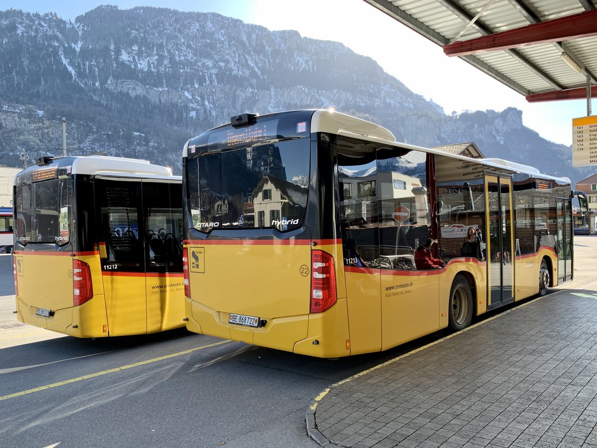 Heckansicht der beiden C2 K hybrid '11212' und '11213' vom PU Fiück Reisen, Brienz am 8.4.21 beim Bahnhof Meiringen.