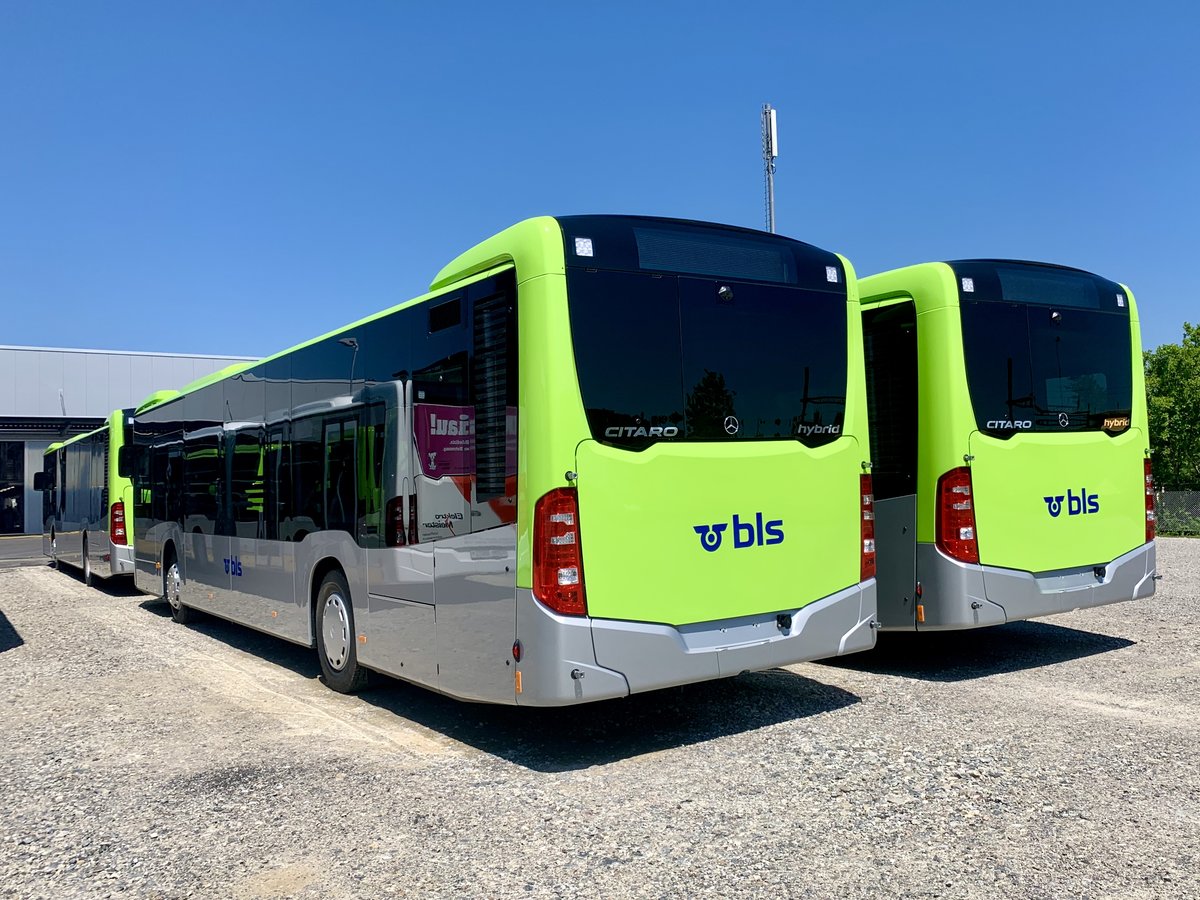 Heckansicht der neuen MB C2 hybrid (124 und 125) für die Busland AG am 18.5.20 bei Evobus Winterthur.