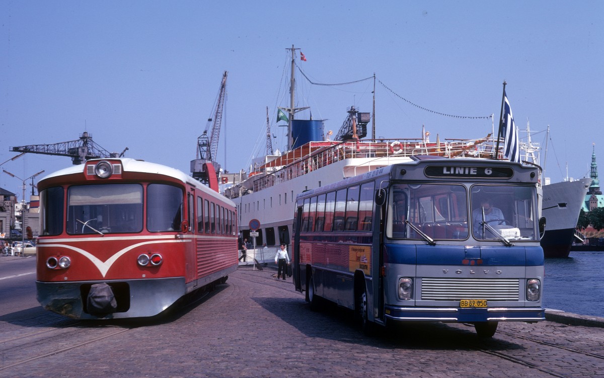Helsingør Bussen am 5. Juli 1973: Ein Volvo/VBK-Bus auf der Linie 6 wartet auf die nächste Fahrt am Kai im Hafen von Helsingør.