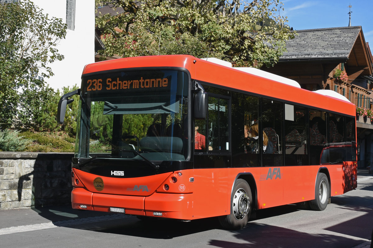 Hess Bus der AFA (Automobilverkehr Frutigen - Adelboden), auf der Linie 236, fährt durch Adelboden. Die Aufnahme stammt vom 09.10.2018.