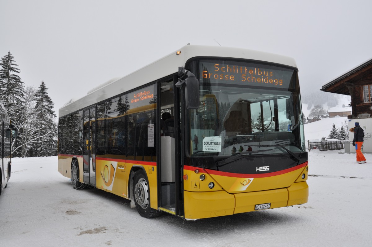 Hess Bus der Post auf dem Parkplatz beim Hotel Wetterhorn oberhalb von Grindelwald. Die Aufnahme stammt vom 29.12.2014.