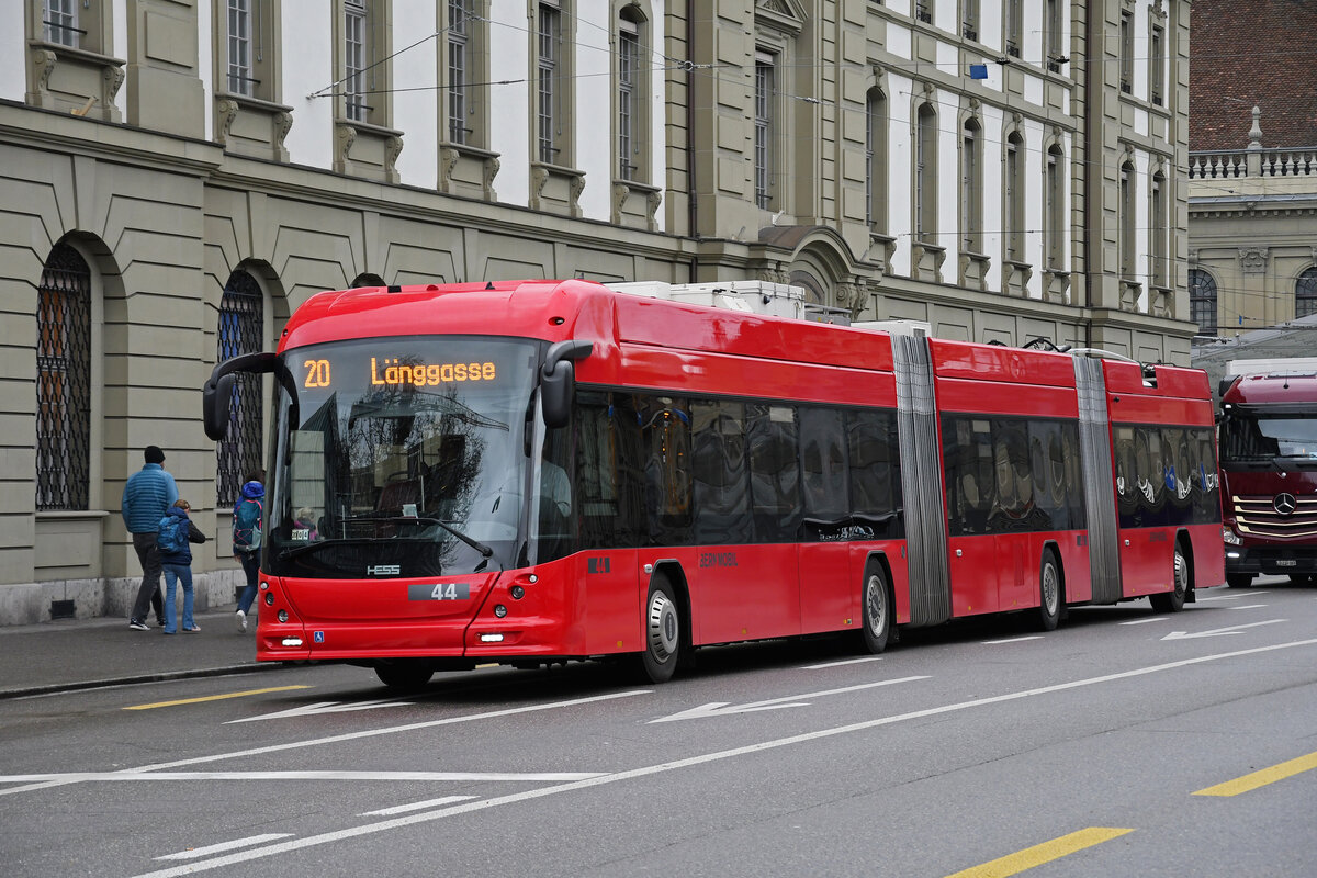 Hess Doppelgelenk Trolleybus 44, auf der Linie 20 fährt am 17.04.2023 über den Bubenbergplatz.