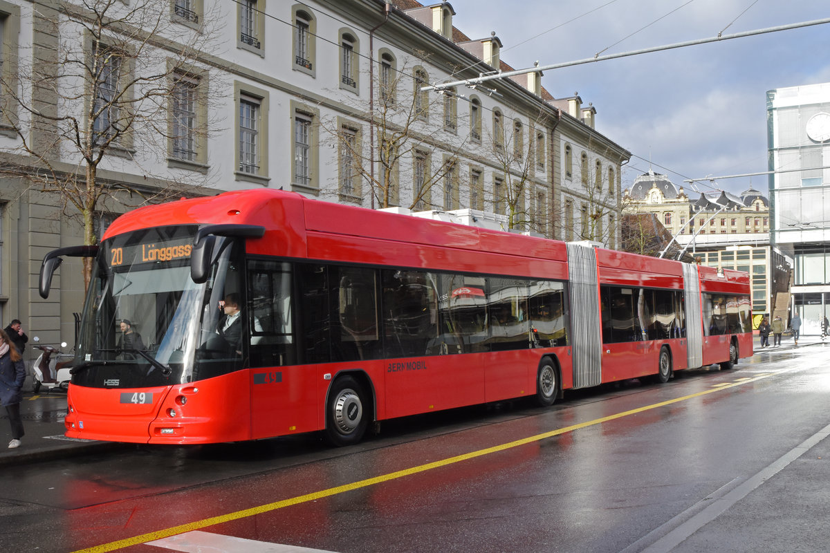 Hess Doppelgelenk Trolleybus 49, auf der Linie 20, bedient die Haltestelle beim Bahnhof Bern. Die Aufnahme stammt vom 21.12.2019.