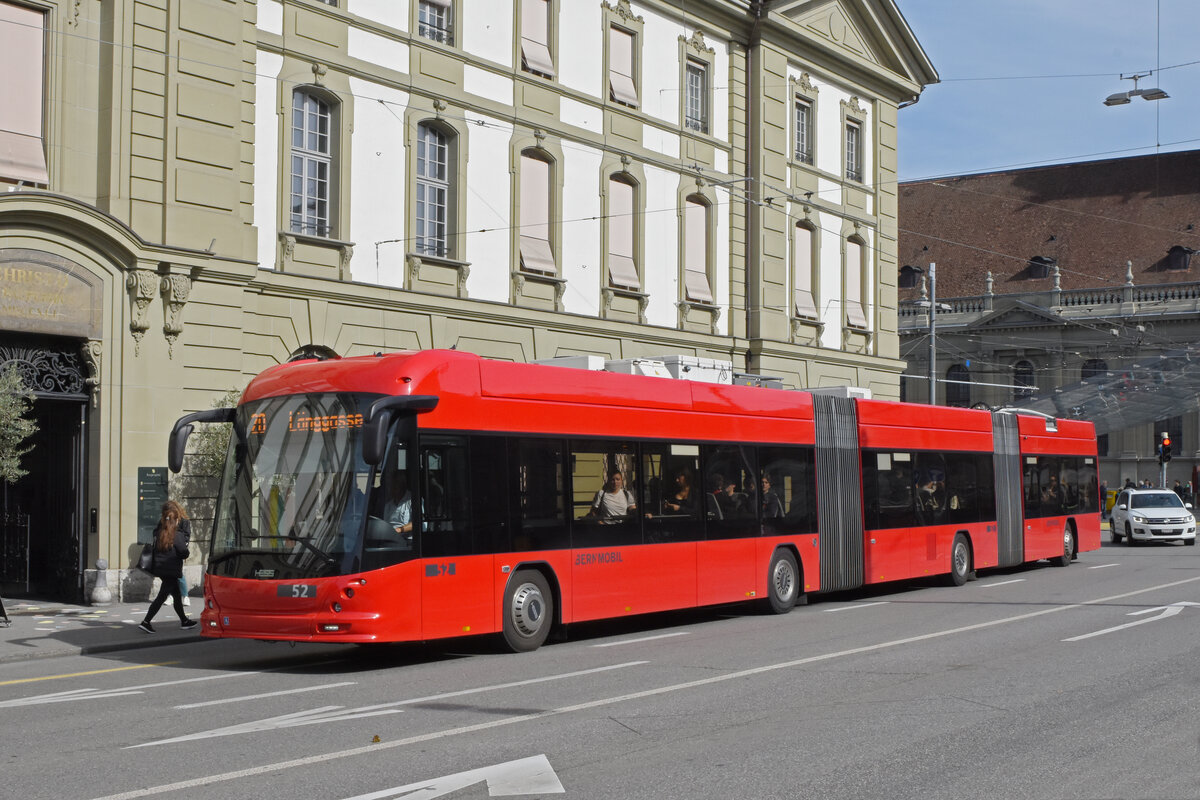 Hess Doppelgelenkbus 52, auf der Linie 20, fährt am 04.10.2022 über den Bubenbergplatz.