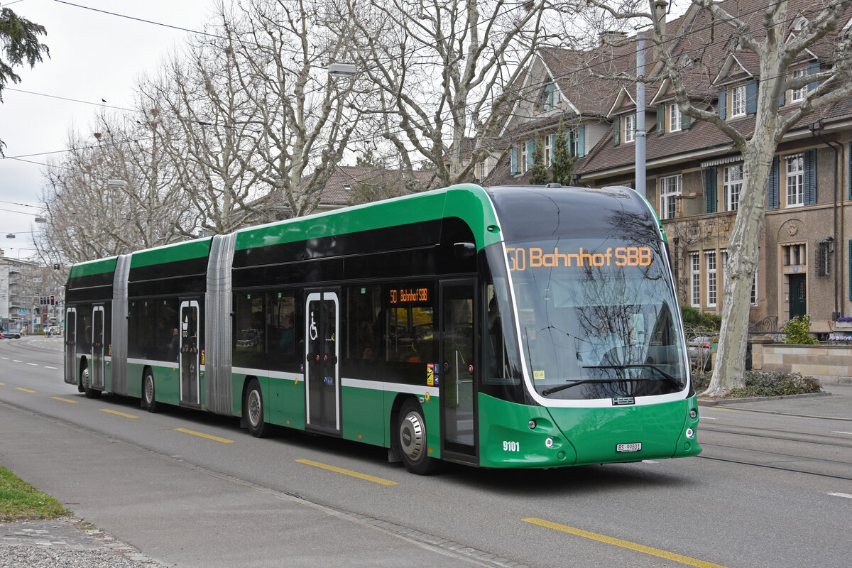 HESS Doppelgelenkbus 9101, auf der Linie 50, fährt am 17.03.2023 Richtung Endstation am Bahnhof SBB.