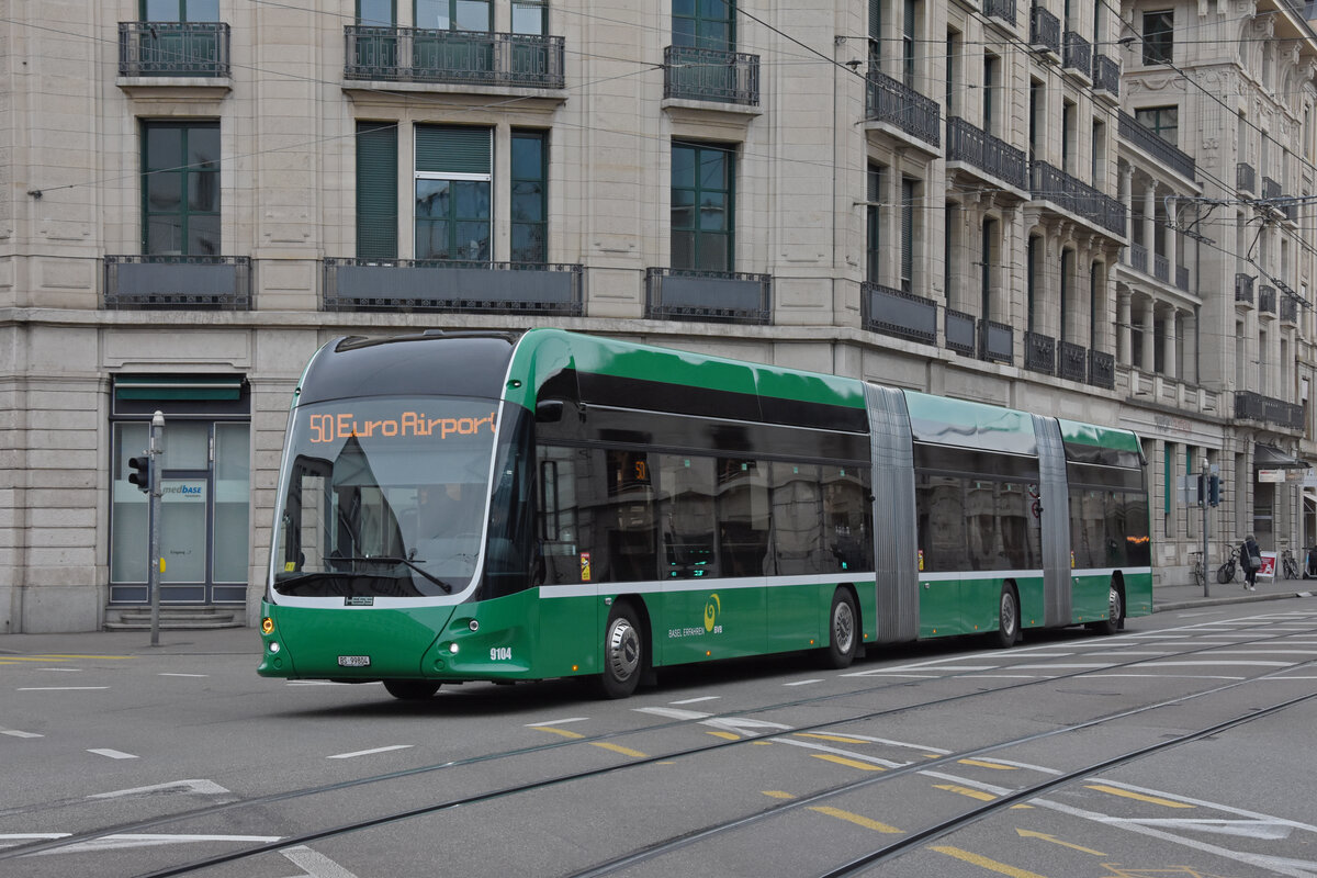 HESS Doppelgelenkbus 9104, auf der Linie 50, fährt am 17.03.2023 zur Haltestelle Brausebad.
