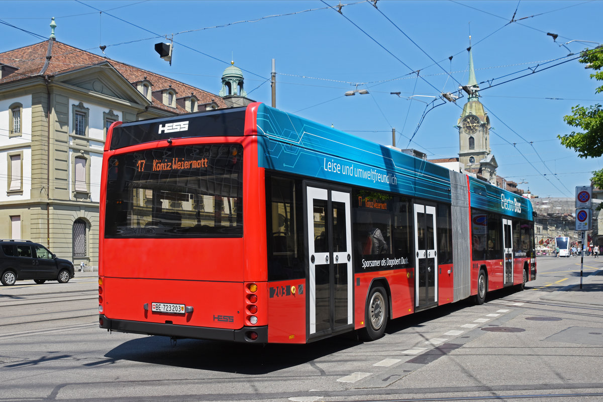Hess Elektrobus 203, auf der Linie 17, fährt zur Haltestelle beim Bahnhof Bern. Die Aufnahme stammt vom 24.06.2020.