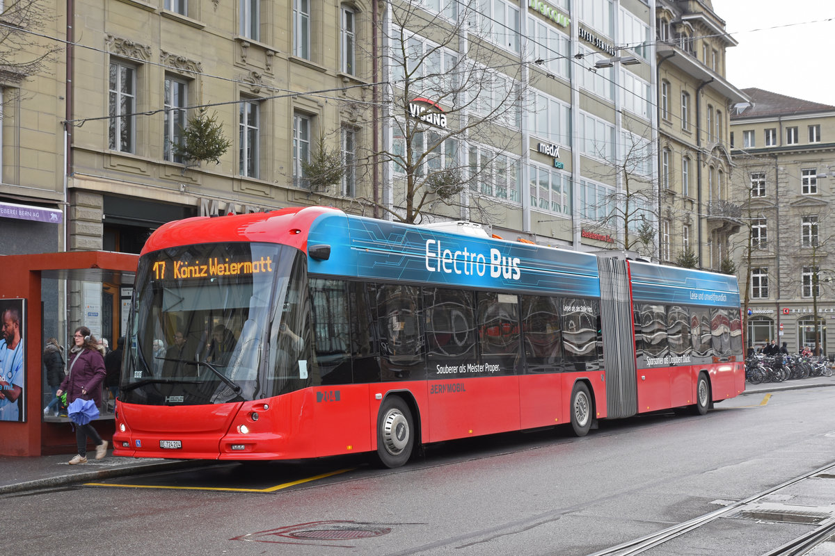 Hess Elektrobus 204, auf der Linie 17, bedient die Haltestelle beim Bahnhof Bern. Die Aufnahme stammt vom 21.12.2019.