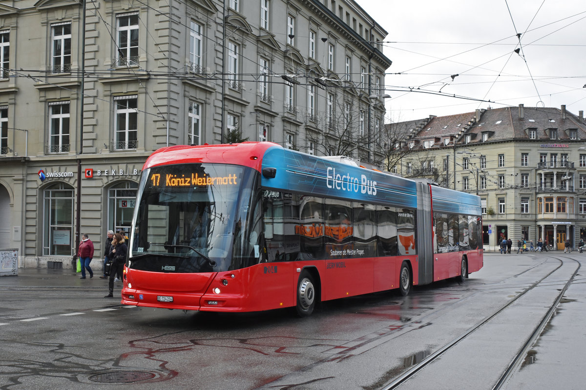 Hess Elektrobus 204, auf der Linie 17, fährt zur Haltestelle beim Bahnhof Bern. Die Aufnahme stammt vom 21.12.2019.