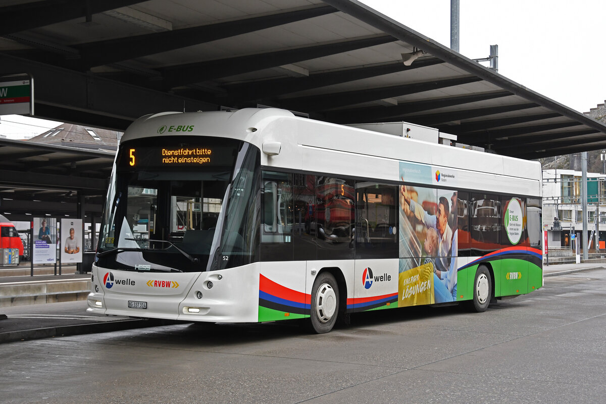 Hess Elektrobus 52 war auf der Linie 5 und verlässt am 25.01.2023 als Dienstfahrt den Bahnhof Beden.