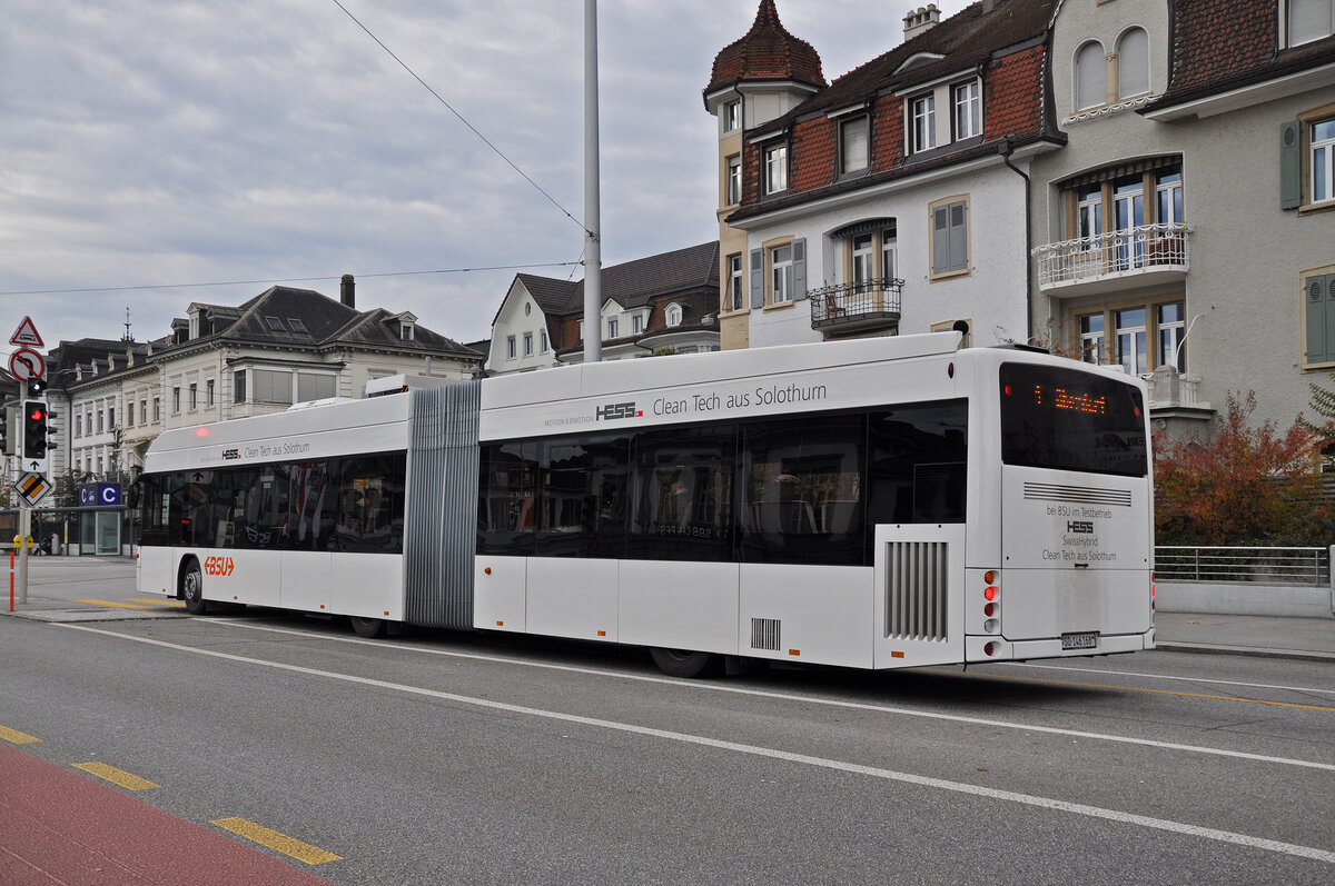 Hess Hybrid mit der Betriebsnummer 68, auf der Linie 1, fährt am 08.11.2012 zur Haltestelle beim Bahnhof Solothurn.