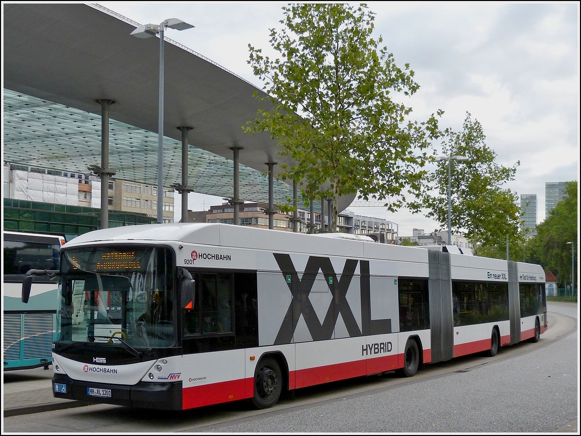 Hess Light Tram Hybrid aufgenommen am ZOB in Hamburg am 21.09.2013. Die XXL-Busse sind fr den Testbetrieb vom Hersteller Hess fr zwei Jahre gemietet und sollen ab Juni 2012 unter Realbedingungen im Hamburger Busverkehr erprobt werden.