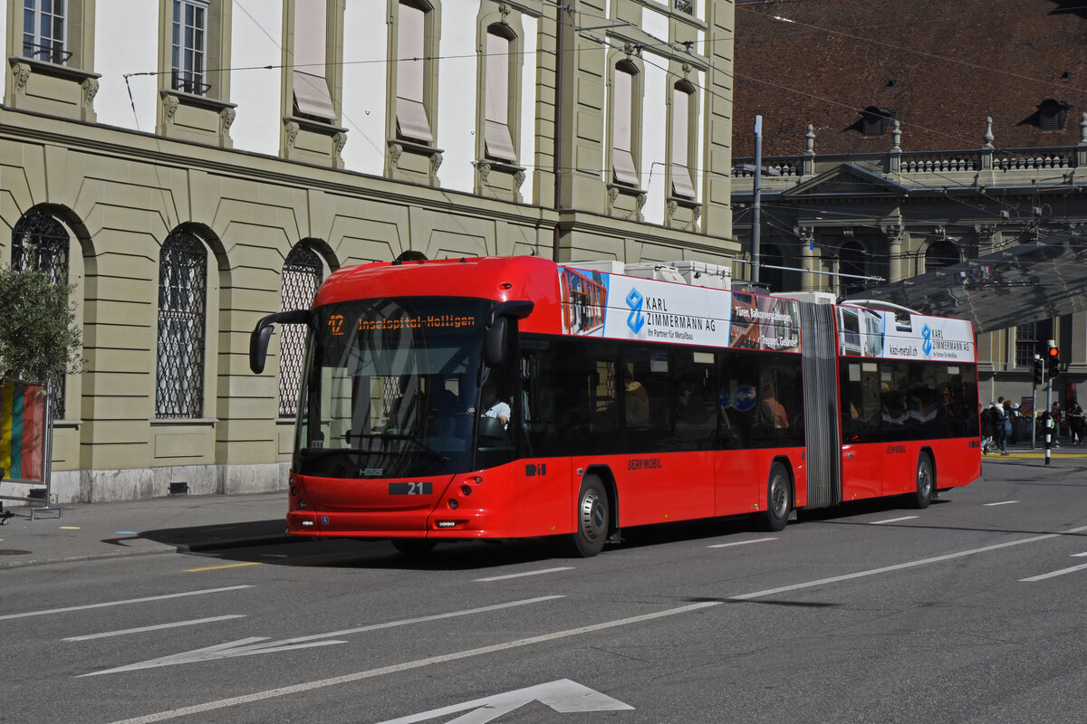 Hess Trolleybus 21, auf der Linie 12, überquert am 04.10.2022 den Bubenbergplatz.