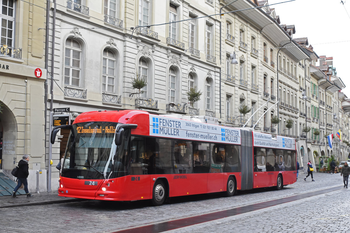Hess Trolleybus 24, auf der Linie 12, bedient die Haltestelle Zytglogge. Die Aufnahme stammt vom 21.12.2019.