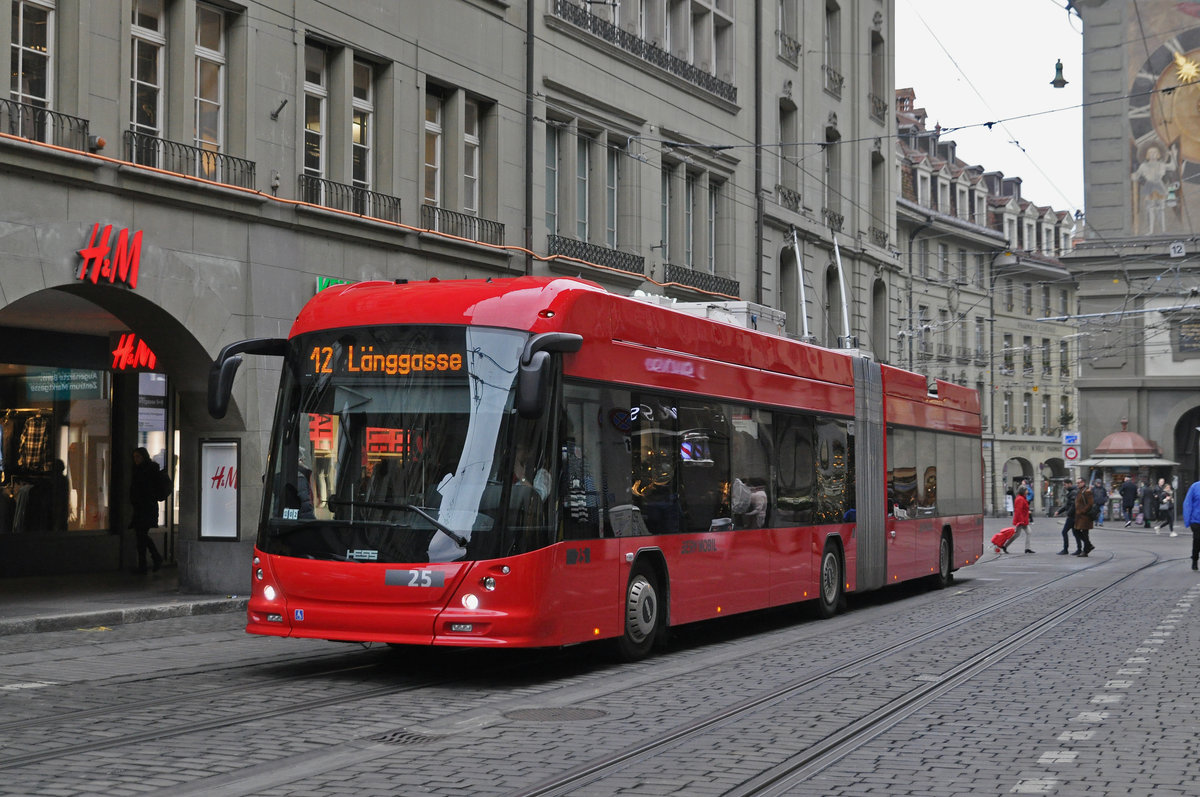 Hess Trolleybus 25, auf der Linie 12, bedient die Haltestelle in der Marktgasse. Die Aufnahme stammt vom 19.12.2018.