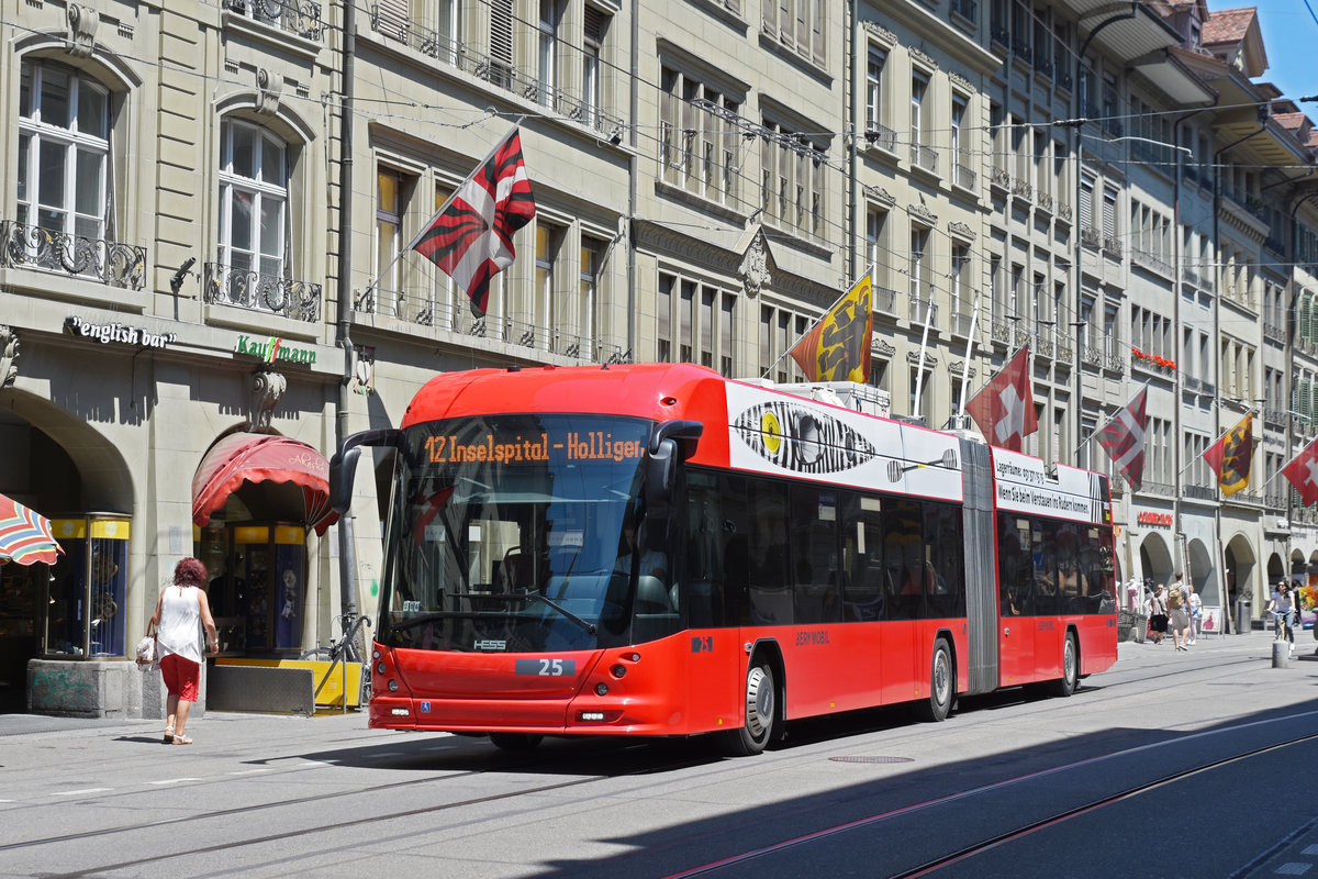 Hess Trolleybus 25, auf der Linie 12, fährt durch die Spitalgasse. Die Aufnahme stammt vom 24.06.2020.