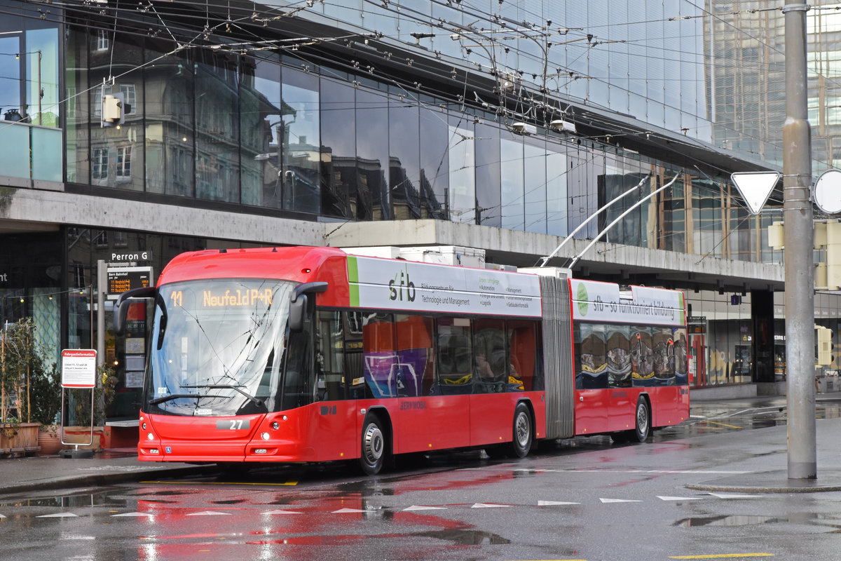 Hess Trolleybus 27, auf der Linie 11, bedient die Haltestelle beim Bahnhof Bern. Die Aufnahme stammt vom 21.12.2019.