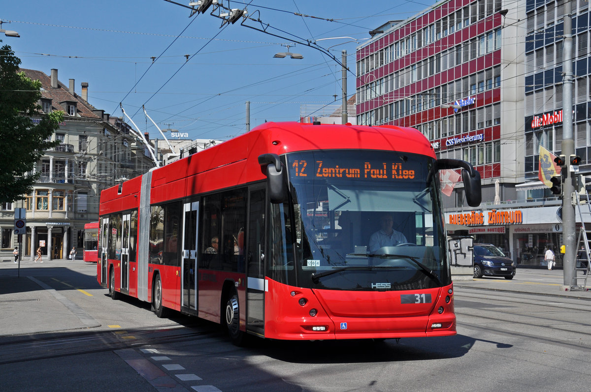 Hess Trolleybus 31, auf der Linie 12, fährt zur Haltestelle beim Bahnhof Bern. Die Aufnahme stammt vom 09.07.2018.