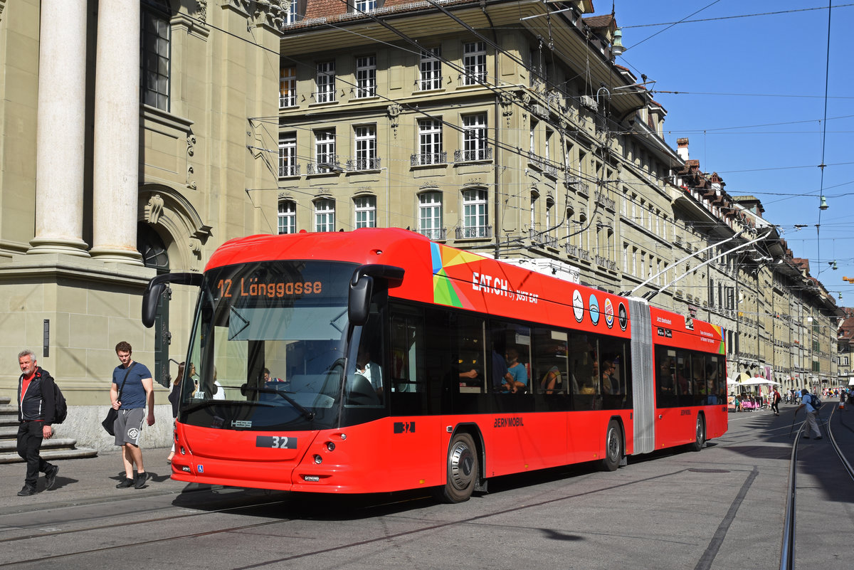 Hess Trolleybus 32, auf der Linie 12, fährt zur Haltestelle beim Bahnhof Bern. Die Aufnahme stammt vom 16.09.2019.