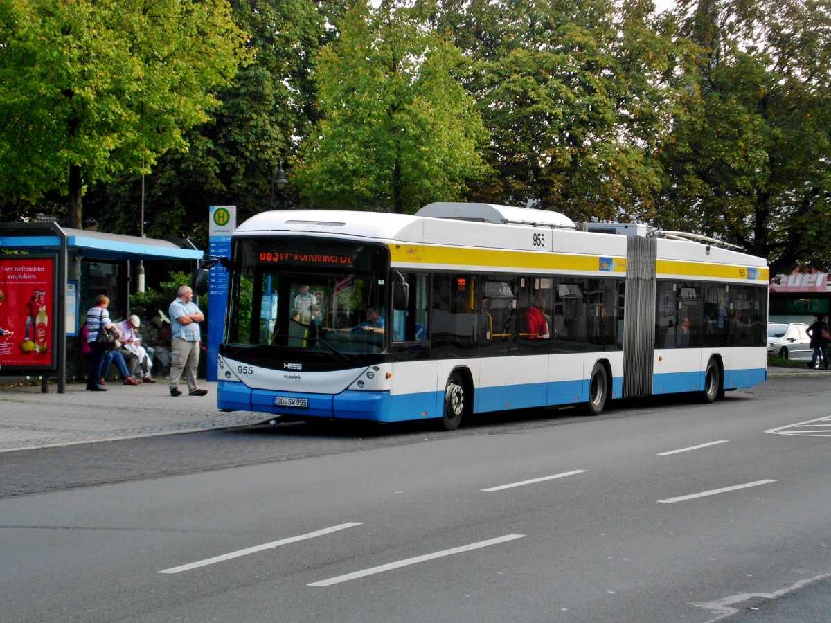 Hess Trolleybus BGT-N2C auf der Linie 683 nach S-Bahnhof Wuppertal Vohwinkel an der Haltestelle Wuppertal-Vohwinkel Lienhardplatz.(8.9.2014) 
