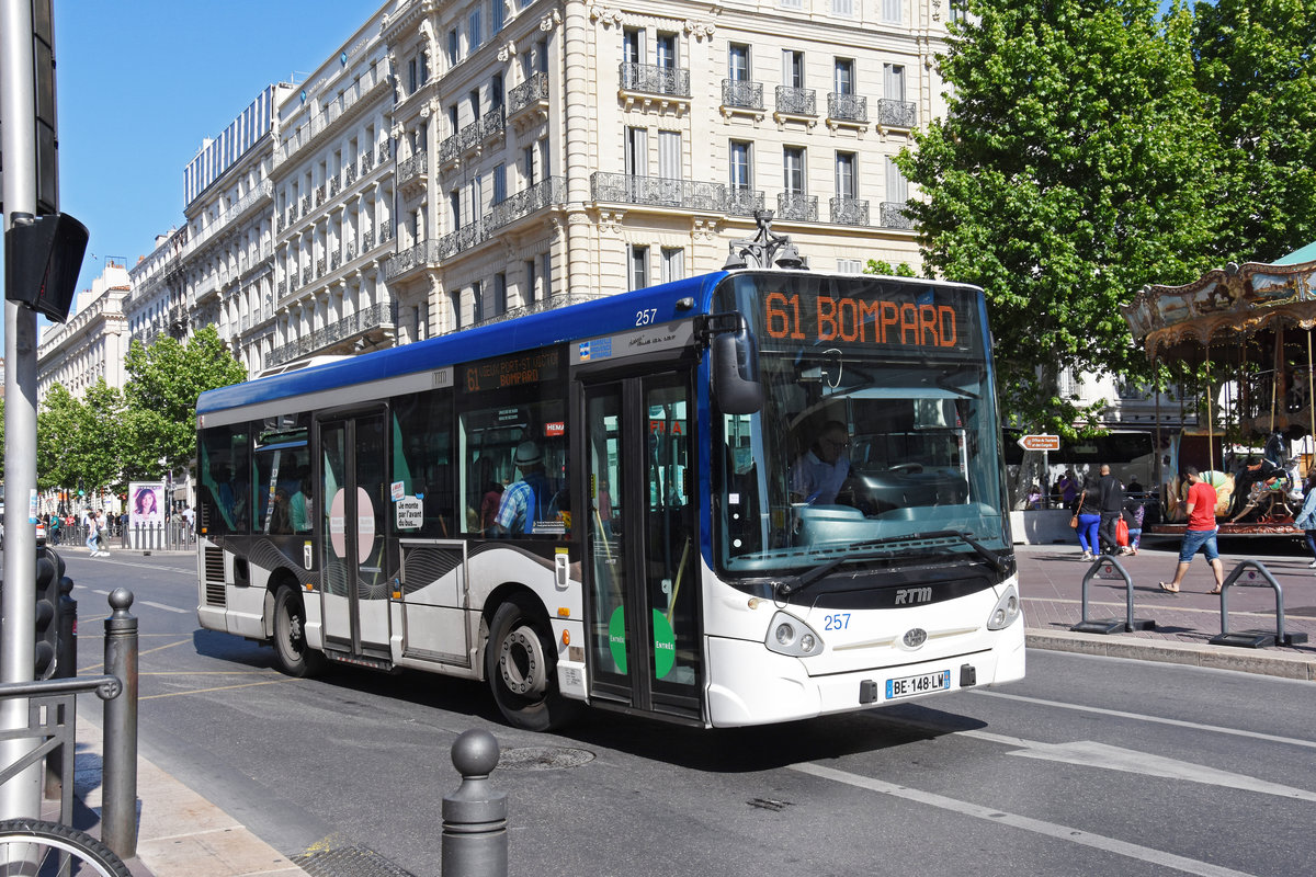 Heuliez GX Bus mit der Nummer 257, auf der Linie 61, ist in Marseille unterwegs. Die Aufnahme stammt vom 11.05.2018.