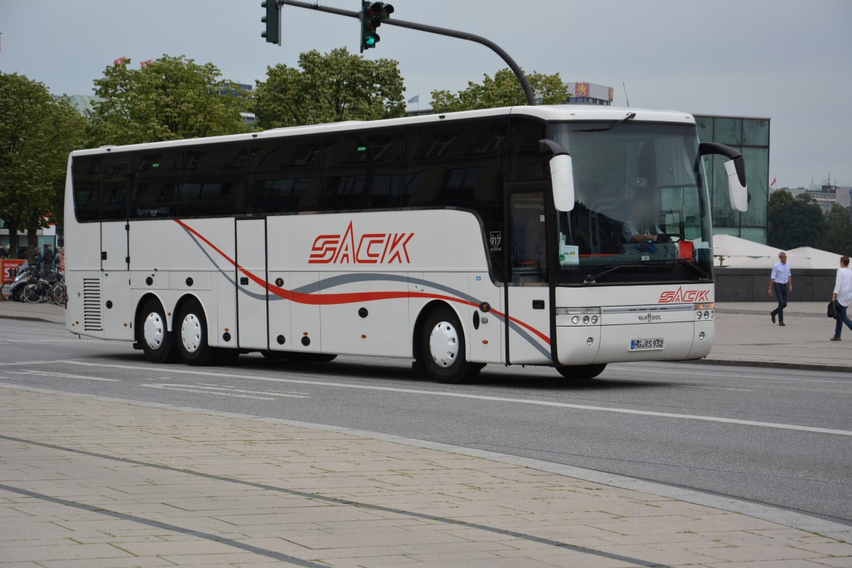 HG-RS 932 (VanHool T917 Acron/ Hochbahn) fährt am 11.07.2015 durch Hamburg. Aufgenommen am Jungfernstieg in Hamburg.
