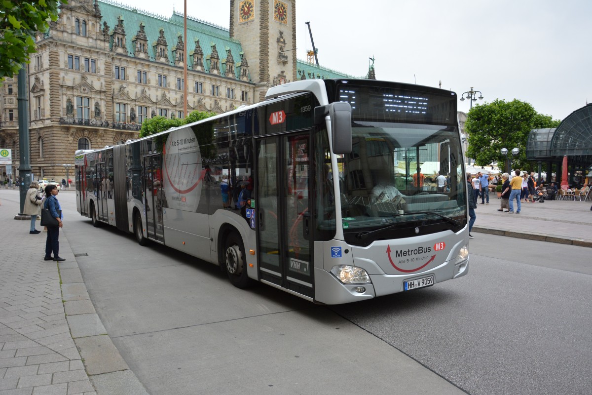 HH-V 9424 (Mercedes Benz Citaro 2. Generation) fährt am 11.07.2015 auf der Linie M3. Aufgenommen am Rathausmarkt in Hamburg.
