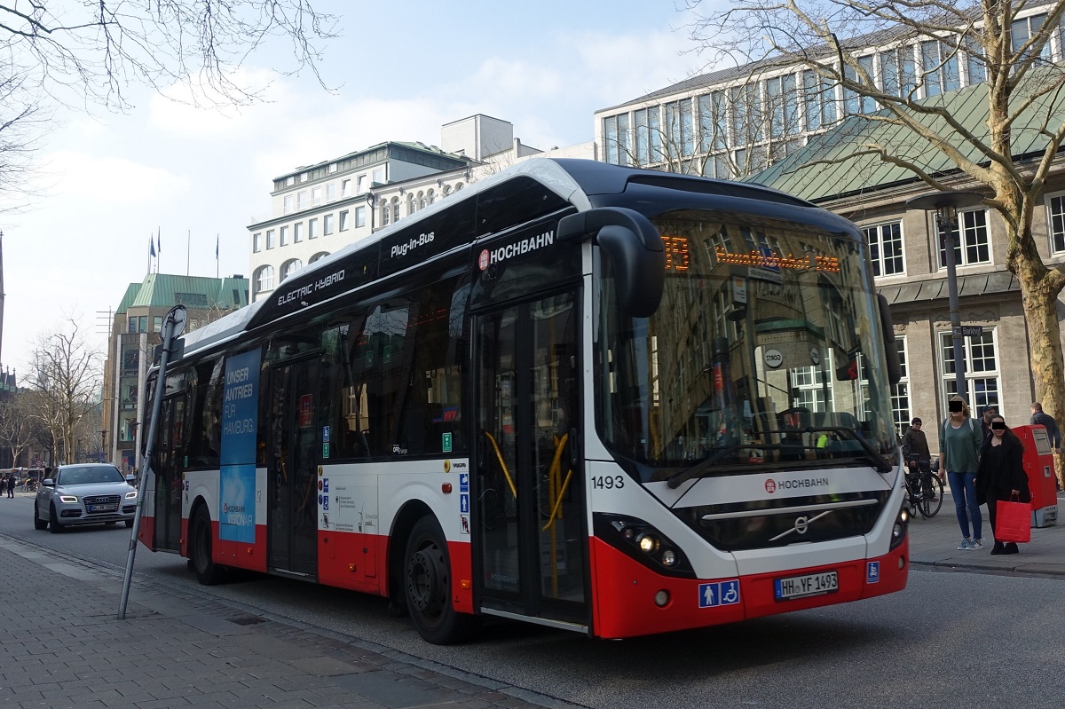 HHA 1493 (HH-YF 1493) Linie 109, am 29.3.2019 in der Mönckebergstr., (Volvo 7900 Hybrid, Diesel/Elektro) (EZ 2014) /