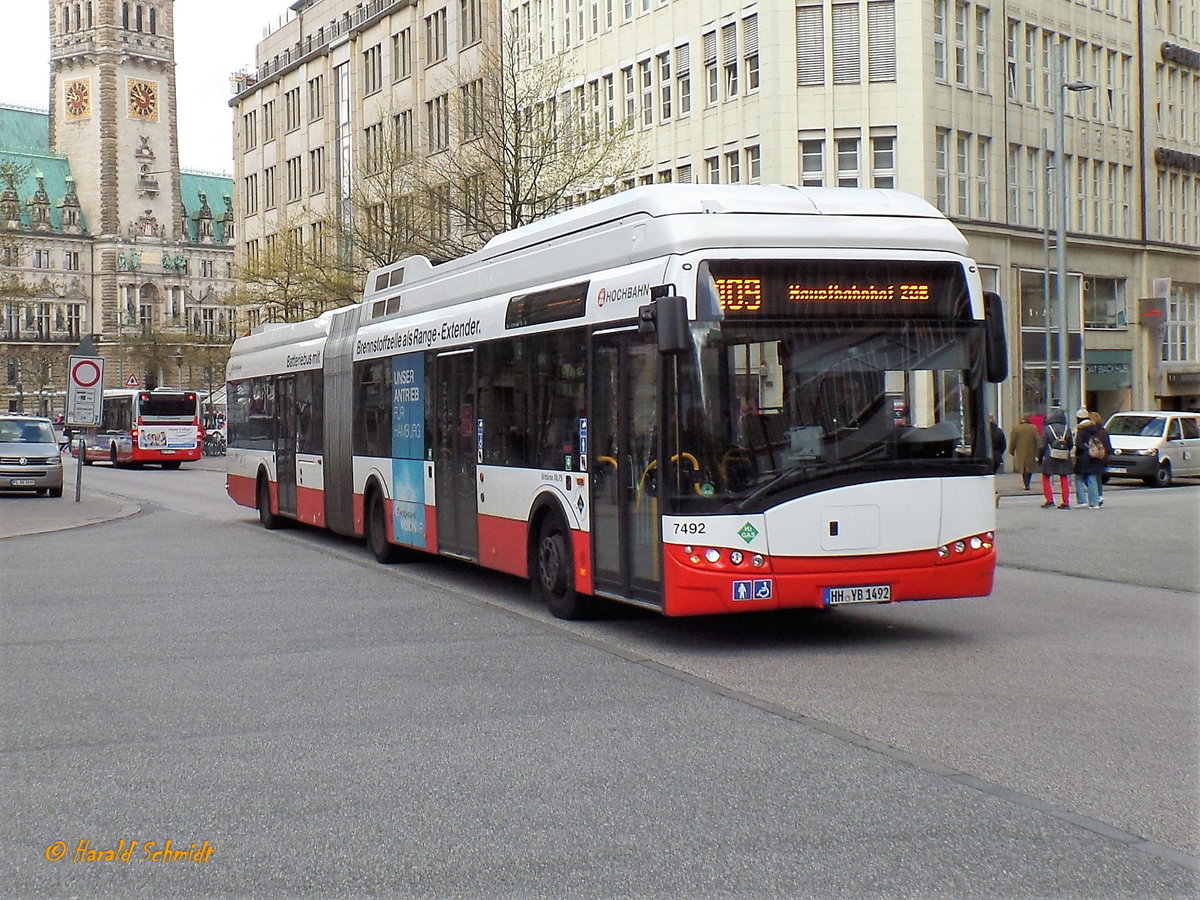 HHA 7492 (HH-YB 1492) am 19.4.2017, Hamburg; Kreuzung Mönckeberg-/Bergstr. /  Solaris BZ,  Batteriebus mit Brennstoffzelle als Range-Extender,18,75 Meter, Baujahr 2014 /