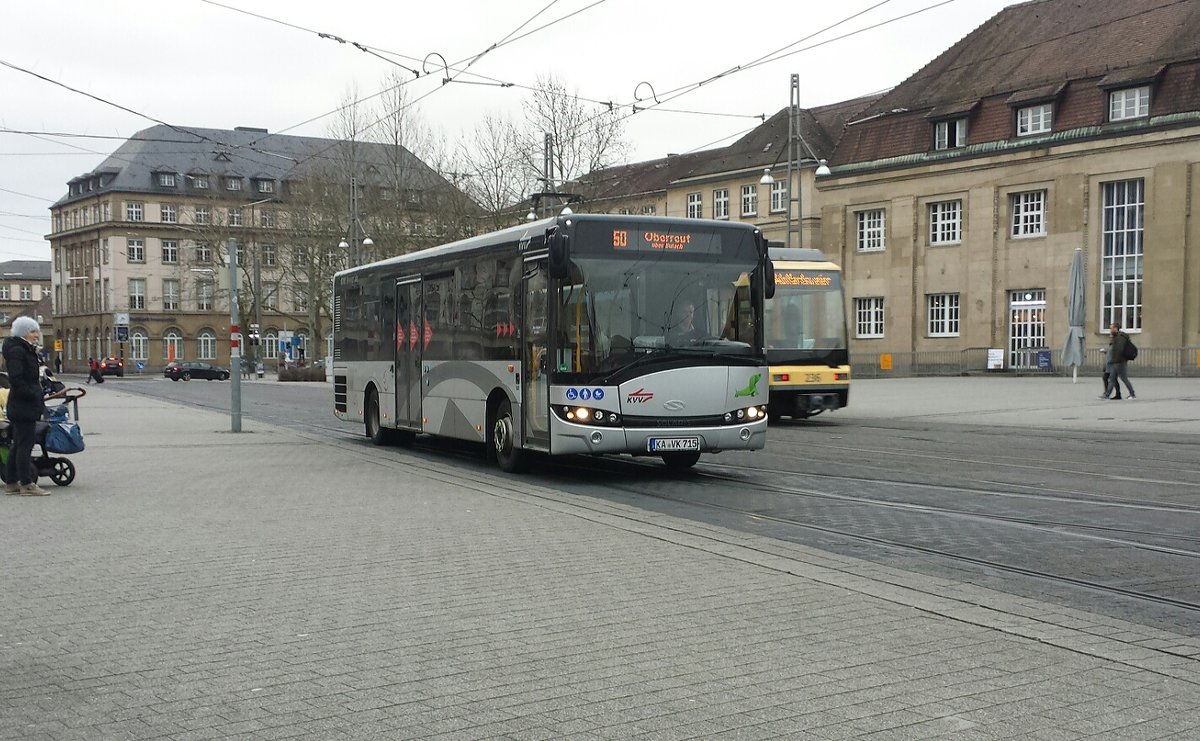 Hier fährt gerade der KA VK 715 der VBK auf der Linie 50 nach Oberreut über Bulach in die Haltestelle Karlsruhe Hauptbahnhof Vorplatz ein. Gesichtet am 28.01.2018