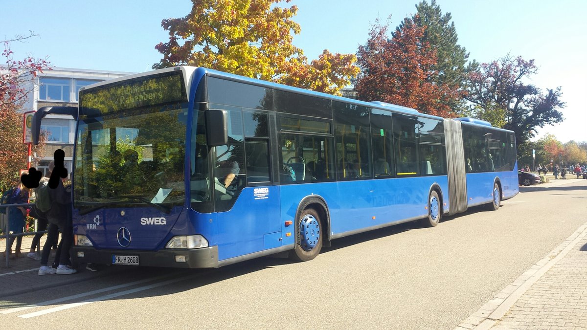 Hier ist der FR H 2608 der SWEG auf der Schulbuslinie 792 nach Mühlhausen (Rauenberg) unterwegs. Gesichtet am 05.10.2018 am Schulzentrum in Östringen.