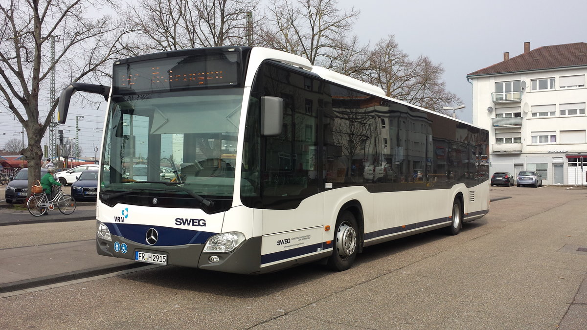 Hier ist der FR H 2915 der SWEG als Buslinie 132 nach Östringen unterwegs. Gesichtet am Bahnhof Bruchsal am 27.03.2018.