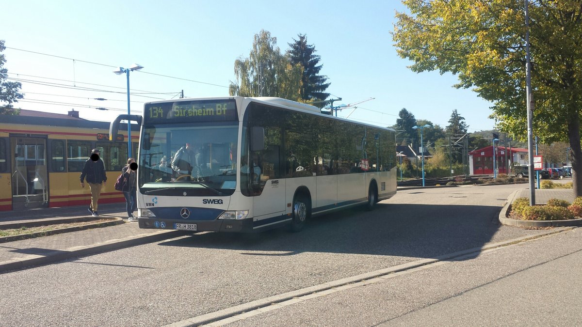 Hier ist der FR H 3818 der SWEG auf der Buslinie 134 nach Sinsheim Bahnhof unterwegs. Gesichtet am 05.10.2018 am Bahnhof Odenheim.