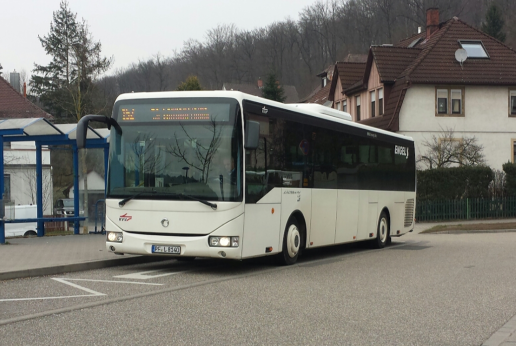 Hier hat der PF L 8140 von Engel Reisen schon den nächsten Zielfilm drin. 152 nach Kleinsteinbach über Mutschelbach. Allerdings muss er erst zum Linien Anfang nach Langensteinbach. Gesichtet am 26.03.2018 am Bahnhof Busenbach.