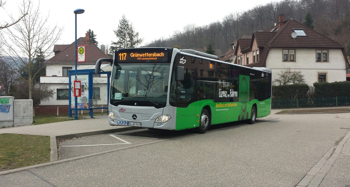 Hier ist der KA AV 9619 der AVG auf der Buslinie 117 nach Grünwettersbach und danach als Linie 118 nach Langensteinbach unterwegs. Gesichtet am 26.03.2018 am Bahnhof Busenbach.