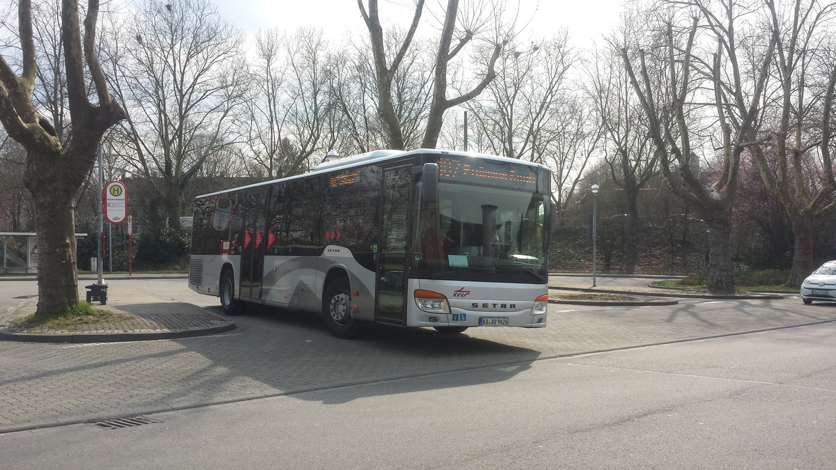 Hier ist der KA AV 9626 der AVG auf der Buslinie 107 nach Ettlingen Stadt unterwegs. Gesichtet am 27.03.2018 am Bahnhof Karlsruhe Durlach.