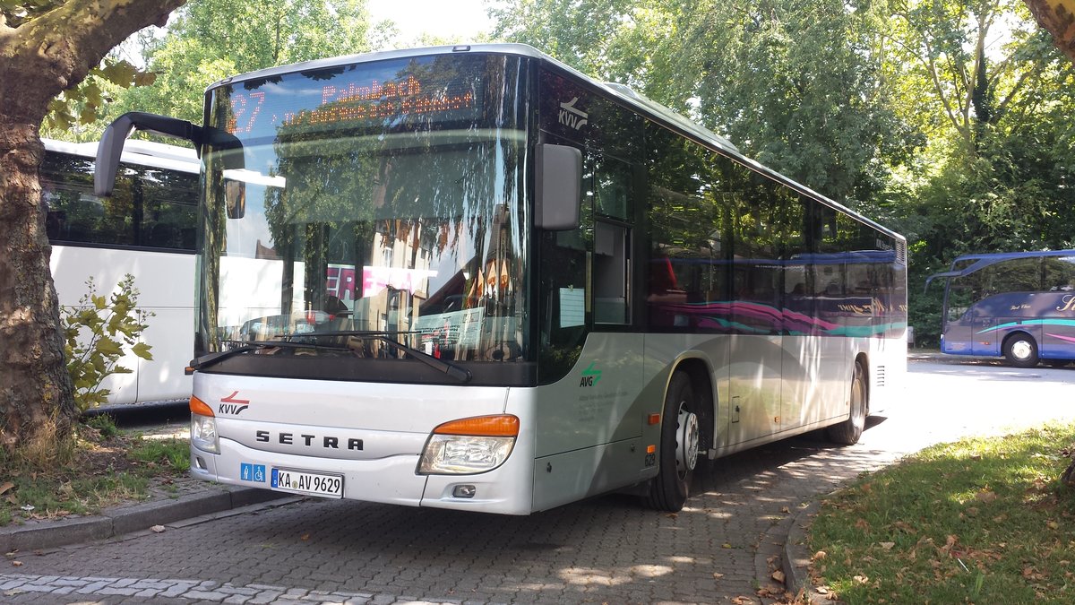 Hier ist der KA AV 9629 der AVG auf der Schulbuslinie 27 nach Palmbach unterwegs. Und danach als 117 nach Busenbach Bahnhof. Gesichtet am 25.07.2018 am Bahnhof Karlsruhe Durlach.