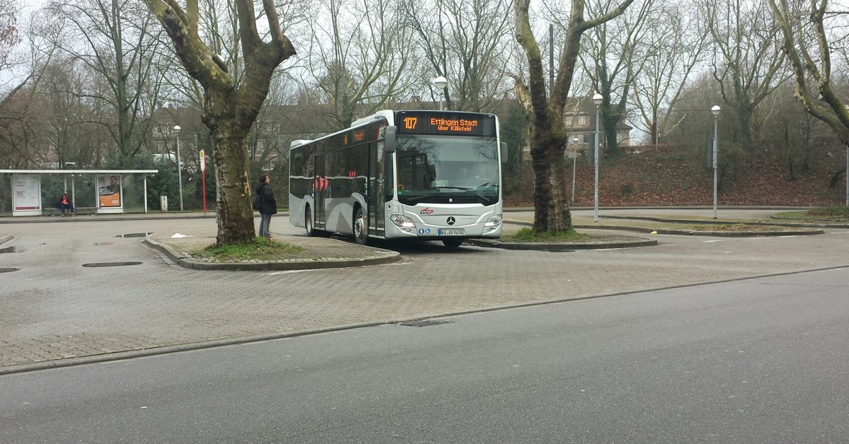 Hier der KA AV 9630 der AVG auf der Buslinie 107 nach Ettlingen Stadt über Killisfeld. Gesichtet am Bahnhof Karlsruhe Durlach am 27.01.2018.